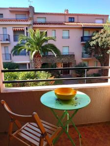 miskę siedzącą na stole na balkonie w obiekcie 4PA104 Résidence du Port d'Avall w mieście Collioure