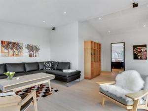 ein Wohnzimmer mit einem Sofa und einem Tisch in der Unterkunft Holiday Home Ermelinda - 900m to the inlet in SE Jutland by Interhome in Nordborg