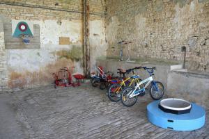 eine Gruppe Fahrräder, die neben einer Wand geparkt sind in der Unterkunft Domaine de Chantageasse in Asnières-la-Giraud