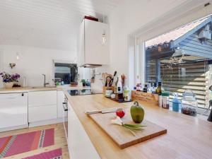 Kuchyň nebo kuchyňský kout v ubytování Holiday Home Erke - 370m from the sea in Lolland- Falster and Mon by Interhome