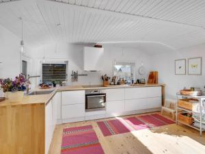 Kuchyň nebo kuchyňský kout v ubytování Holiday Home Erke - 370m from the sea in Lolland- Falster and Mon by Interhome
