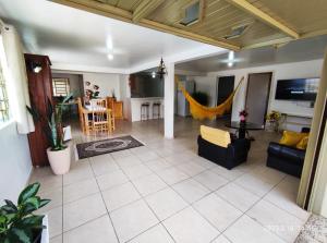 TV a/nebo společenská místnost v ubytování Casa espaçosa próxima ao centro