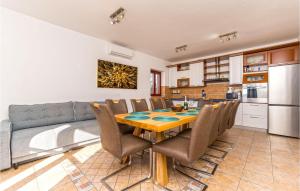 uma cozinha e sala de jantar com uma mesa de madeira e cadeiras em Beautiful Home In Sv,filip I Jakov With Sauna em Sveti Filip i Jakov
