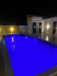 una gran piscina iluminada por la noche en Casa Diamantina, en Ibicoara