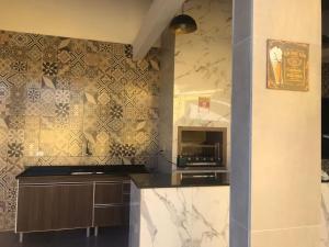 cocina con encimera y pared con azulejos en Casa Diamantina, en Ibicoara