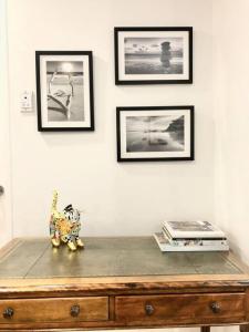 une table en bois dans une chambre avec des photos sur le mur dans l'établissement 617 Hastings Street metres to the beach, à Noosa Heads