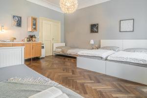 Postel nebo postele na pokoji v ubytování Bright Studio close to Charles Bridge and Prague Castle