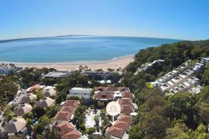 una vista aérea de una playa con casas y el océano en 225 2 Bedroom Garden Oasis French Quarter Resort en Noosa Heads