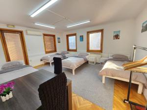 Zimmer mit 4 Betten und einem Tisch in der Unterkunft Hostel Center in Sarajevo