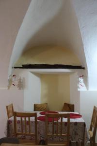 una sala da pranzo con tavolo e sedie in una stanza di Casa Griot a Pragelato