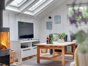 TV a/nebo společenská místnost v ubytování Holiday Home Sella - 500m from the sea by Interhome
