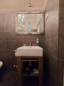 W łazience znajduje się umywalka i lustro. w obiekcie Hámori Álom w Miszkolcu