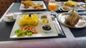 une table avec deux assiettes de nourriture sur une table dans l'établissement Hotel Swani, à Meknès