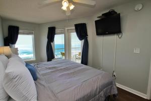 1 dormitorio con 1 cama y TV de pantalla plana en Boardwalk 685 en Gulf Shores