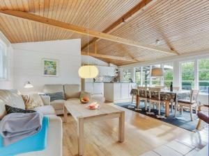 Posezení v ubytování Holiday Home Mahalia - 300m from the sea by Interhome
