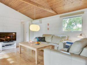 Posezení v ubytování Holiday Home Mahalia - 300m from the sea by Interhome