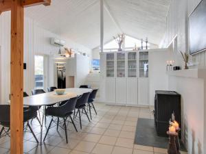 uma cozinha e sala de jantar com mesa e cadeiras em Holiday Home Hansina - 500m from the sea in Western Jutland by Interhome em Fanø