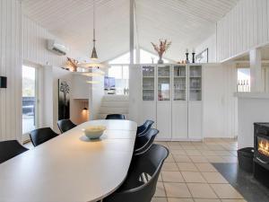 uma sala de jantar com mesa e cadeiras em Holiday Home Hansina - 500m from the sea in Western Jutland by Interhome em Fanø