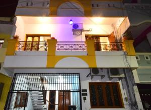 vistas a un edificio con balcón en Villa Felicia, en Pondicherry