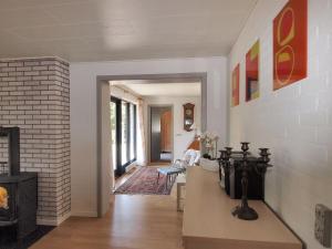 un soggiorno con camino e muro di mattoni di Holiday Home Hanka - 500m from the sea by Interhome a Bøtø By