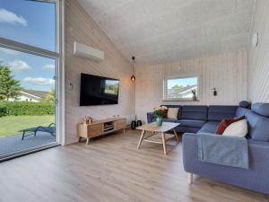 TV a/nebo společenská místnost v ubytování Holiday Home Elsebet - 600m from the sea by Interhome