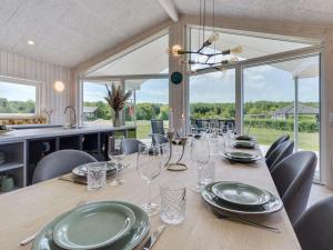 Restaurace v ubytování Holiday Home Elsebet - 600m from the sea by Interhome + 18 fotografií