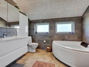 Koupelna v ubytování Holiday Home Elsebet - 600m from the sea by Interhome