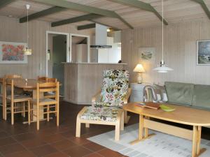ein Wohnzimmer mit einem Tisch und einem Esszimmer in der Unterkunft Holiday Home Aasa - 200m from the sea in Western Jutland by Interhome in Fanø