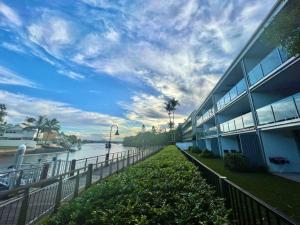 un edificio con vistas a un río junto a un edificio en 6Apt Beautifully renovated on Hastings Street en Noosa Heads