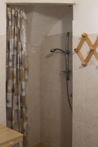 uma casa de banho com uma cortina de chuveiro em Casa Griot em Pragelato