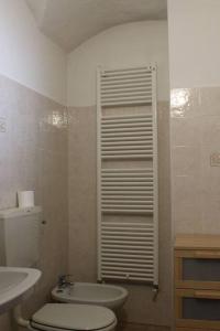 プラジェラートにあるCasa Griotのバスルーム(トイレ、洗面台付)