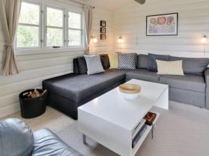 sala de estar con sofá y mesa en Holiday Home Stuf - 650m from the sea in Western Jutland by Interhome, en Fanø