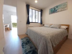 聖塞巴斯蒂安德洛斯雷耶斯的住宿－Acogedor estudio en San Sebastián，一间卧室设有一张床和一个大窗户