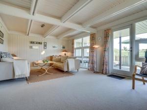 Posezení v ubytování Holiday Home Inra - 400m from the sea by Interhome + 23 fotografií