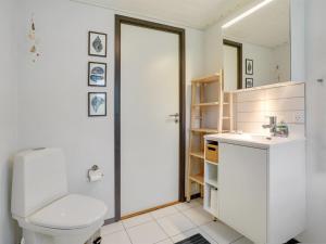 Koupelna v ubytování Holiday Home Ilsebeth - 1km from the sea in Western Jutland by Interhome