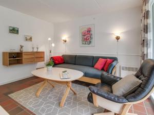 sala de estar con sofá y mesa en Apartment Halina - 100m from the sea in Western Jutland by Interhome, en Fanø