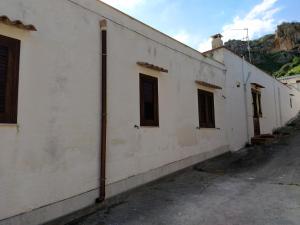 een wit gebouw met ramen aan de zijkant bij SanvitoTour - Le Terrazze in San Vito lo Capo