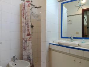A bathroom at SanvitoTour - Le Terrazze