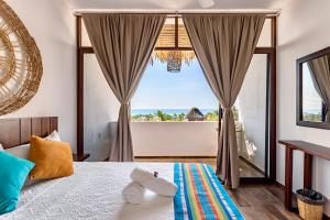 1 dormitorio con 1 cama y vistas al océano en Punta Kai Hotel Hostal, en Puerto Escondido