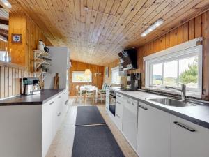 Kuchyň nebo kuchyňský kout v ubytování Holiday Home Stefana - 200m from the sea in Western Jutland by Interhome