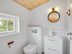 Koupelna v ubytování Holiday Home Stefana - 200m from the sea in Western Jutland by Interhome