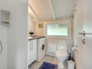 Koupelna v ubytování Holiday Home Ufej - 400m from the sea in Western Jutland by Interhome