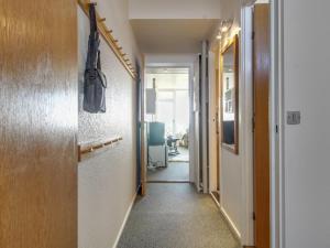 un couloir d'un bureau avec couloir dans l'établissement Apartment Rubi - 50m from the sea in Western Jutland by Interhome, à Fanø