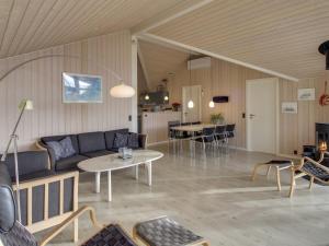 Restaurace v ubytování Holiday Home Dagny - 300m from the sea in Western Jutland by Interhome