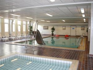 einem Pool mit Rutsche in einem Gebäude in der Unterkunft Apartment Anedorte - 50m from the sea in Western Jutland by Interhome in Fanø