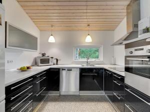 una cucina con ripiani in bianco e nero e un lavandino di Holiday Home France - 1-1km from the sea by Interhome a Fanø