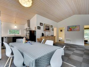 una cucina e una sala da pranzo con tavolo e sedie di Holiday Home France - 1-1km from the sea by Interhome a Fanø Altre 21 foto
