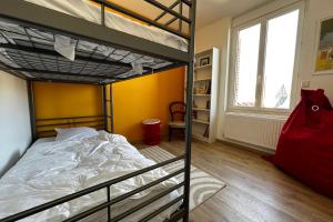 1 Schlafzimmer mit 2 Etagenbetten und einem Fenster in der Unterkunft Clos Allegria Amboise a unique experience ! in Amboise