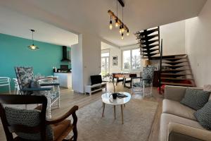 ein Wohnzimmer mit einem Sofa und einem Tisch in der Unterkunft Clos Allegria Amboise a unique experience ! in Amboise