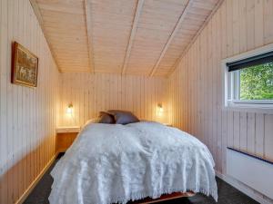1 dormitorio con 1 cama en una habitación con ventana en Holiday Home Arona - 1-5km from the sea in Western Jutland by Interhome, en Fanø